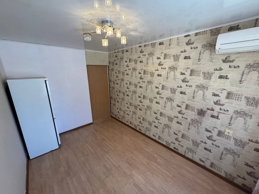 Продам трехкомнатную (3-комн.) квартиру, Октябрьский пр-кт, 40, Комсомольск-на-Амуре г