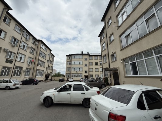 Продам трехкомнатную (3-комн.) квартиру, 2-я Надречная ул, 128к8, Нальчик г