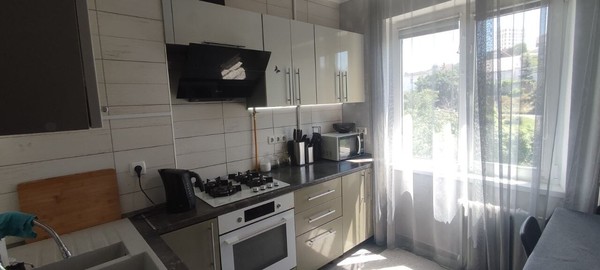 Продам двухкомнатную (2-комн.) квартиру, Ломоносова ул, 1к2, Симферополь г