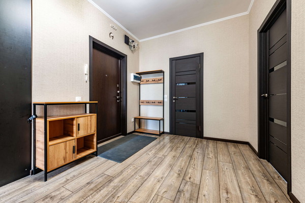 Продам трехкомнатную (3-комн.) квартиру, Охтинская аллея, 12, Мурино п