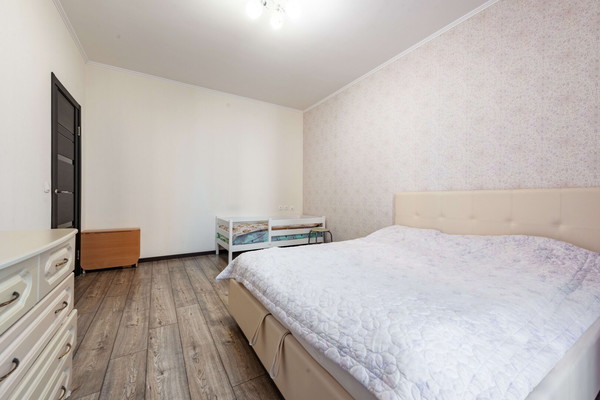 Продам трехкомнатную (3-комн.) квартиру, Охтинская аллея, 12, Мурино п