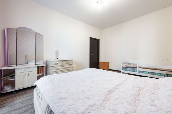 Продам трехкомнатную (3-комн.) квартиру, Охтинская аллея, 12, Мурино п