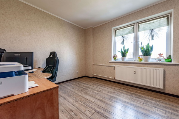 Продам трехкомнатную (3-комн.) квартиру, Охтинская аллея, 12, Мурино п