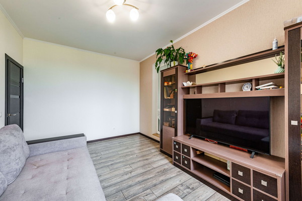 Продам трехкомнатную (3-комн.) квартиру, Охтинская аллея, 12, Мурино п