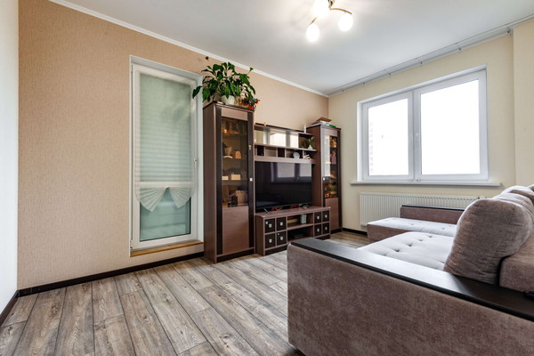 Продам трехкомнатную (3-комн.) квартиру, Охтинская аллея, 12, Мурино п