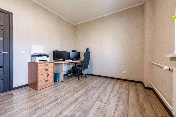 Продам трехкомнатную (3-комн.) квартиру, Охтинская аллея, 12, Мурино п