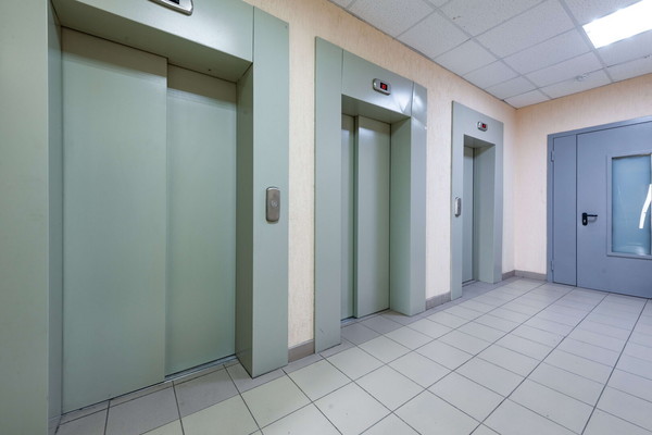 Продам трехкомнатную (3-комн.) квартиру, Охтинская аллея, 12, Мурино п