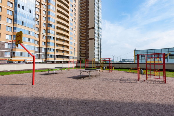 Продам трехкомнатную (3-комн.) квартиру, Охтинская аллея, 12, Мурино п