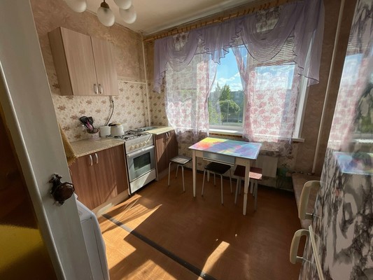 Продам двухкомнатную (2-комн.) квартиру, Красных Командиров ул, 18, Волосово г