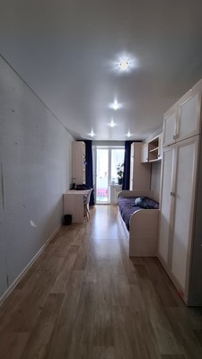 Продам трехкомнатную (3-комн.) квартиру, 35-й мкр, 27, Октябрьский г