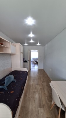 Продам трехкомнатную (3-комн.) квартиру, 35-й мкр, 27, Октябрьский г