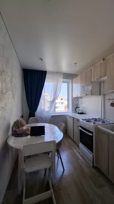 Продам трехкомнатную (3-комн.) квартиру, 35-й мкр, 27, Октябрьский г