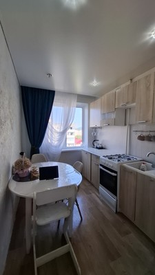 Продам трехкомнатную (3-комн.) квартиру, 35-й мкр, 27, Октябрьский г
