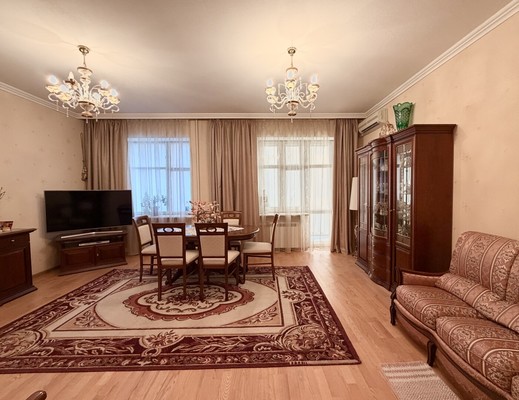 Продам трехкомнатную (3-комн.) квартиру, Зинина ул, 3, Казань г