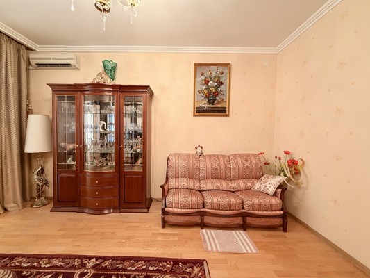 Продам трехкомнатную (3-комн.) квартиру, Зинина ул, 3, Казань г