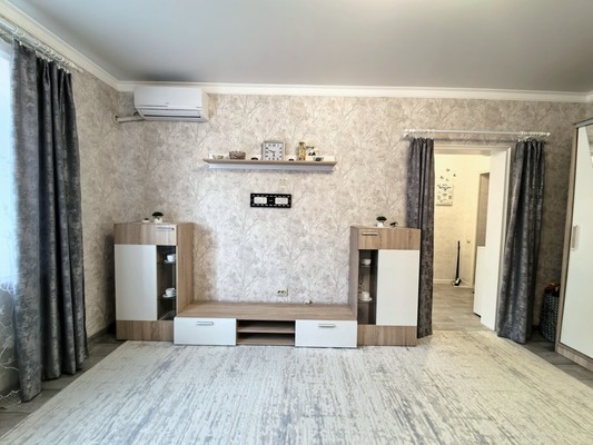 Продам однокомнатную (1-комн.) квартиру, Октябрьская ул, 72к6, Урвань с