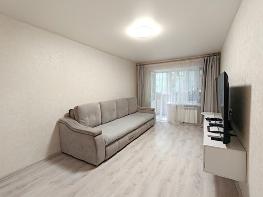 Продам двухкомнатную (2-комн.) квартиру, Максимова ул, 45а, Казань г