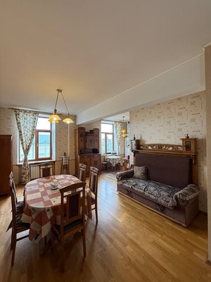 Продам трехкомнатную (3-комн.) квартиру, Кремлевская ул, 2а, Казань г