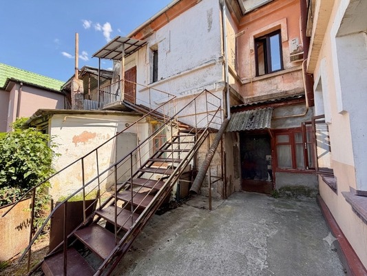Продам трехкомнатную (3-комн.) квартиру, Крылова ул, 13к7, Симферополь г