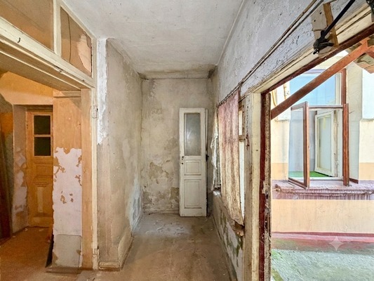 Продам трехкомнатную (3-комн.) квартиру, Крылова ул, 13к7, Симферополь г