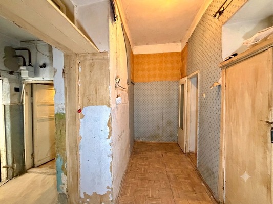 Продам трехкомнатную (3-комн.) квартиру, Крылова ул, 13к7, Симферополь г