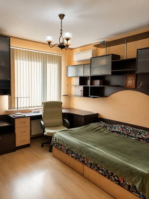 Продам трехкомнатную (3-комн.) квартиру, Брусилова ул, 27к3, Москва г