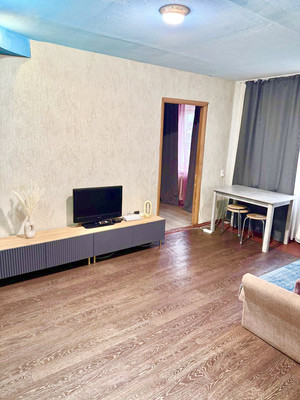 Продам двухкомнатную (2-комн.) квартиру, Героев Тумана ул, 8, Полярный г