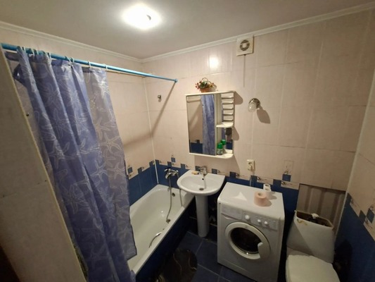 Продам трехкомнатную (3-комн.) квартиру, Свердлова ул, 71, Армавир г