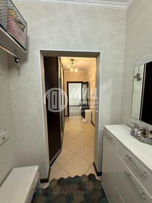Продам однокомнатную (1-комн.) квартиру, Симферопольский б-р, 24к3, Москва г
