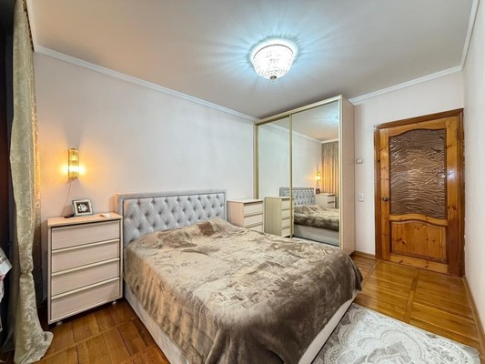 Продам трехкомнатную (3-комн.) квартиру, Атажукина ул, 8, Нальчик г