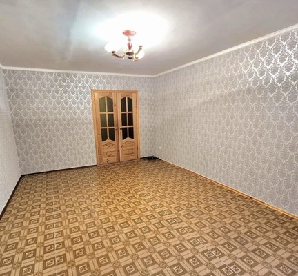 Продам трехкомнатную (3-комн.) квартиру, Семафорная ул, 6, Симферополь г