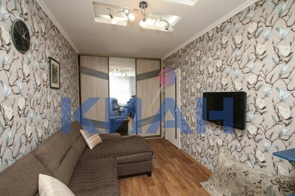 Продам двухкомнатную (2-комн.) квартиру, Свободный пр-кт, 43а, Красноярск г