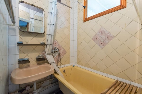 Продам трехкомнатную (3-комн.) квартиру, 2-я Краснодарская ул, 96/3, Ростов-на-Дону г
