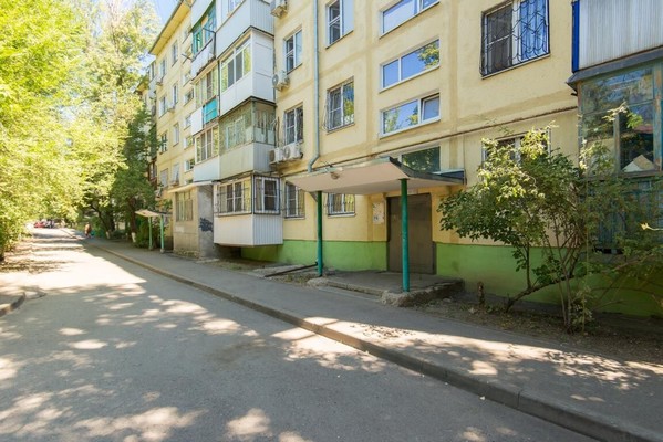 Продам трехкомнатную (3-комн.) квартиру, 2-я Краснодарская ул, 96/3, Ростов-на-Дону г