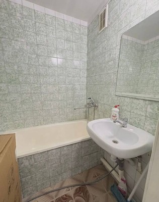 Продам двухкомнатную (2-комн.) квартиру, Севастопольская ул, 4, Симферополь г