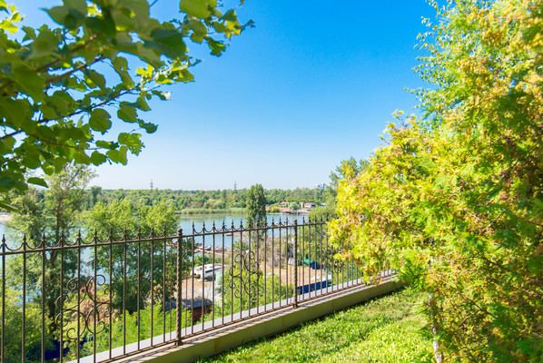 Продам трехкомнатную (3-комн.) квартиру, Береговая ул, 117Б, Ростов-на-Дону г