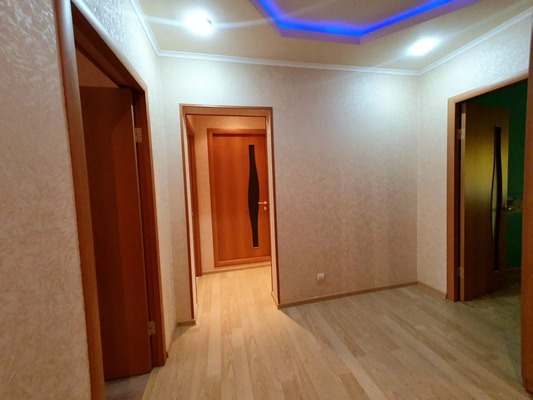 Продам трехкомнатную (3-комн.) квартиру, 1 мкр, 16, Кропоткин г
