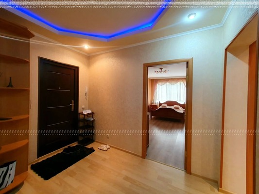 Продам трехкомнатную (3-комн.) квартиру, 1 мкр, 16, Кропоткин г