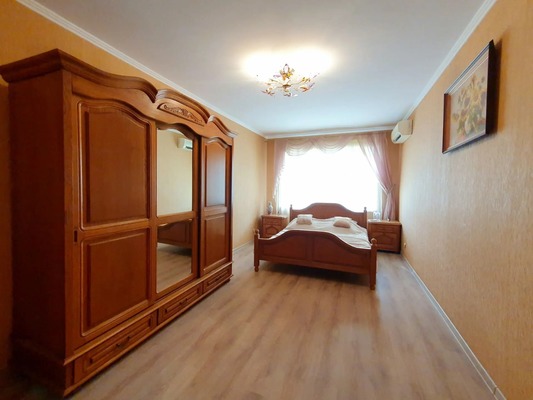 Продам трехкомнатную (3-комн.) квартиру, 1 мкр, 16, Кропоткин г