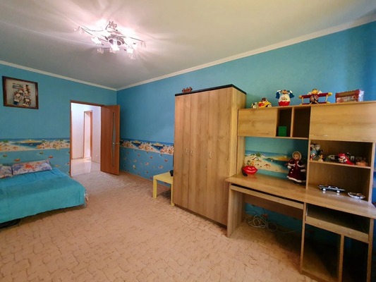 Продам трехкомнатную (3-комн.) квартиру, 1 мкр, 16, Кропоткин г