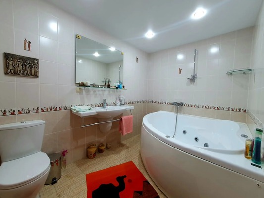 Продам трехкомнатную (3-комн.) квартиру, 1 мкр, 16, Кропоткин г