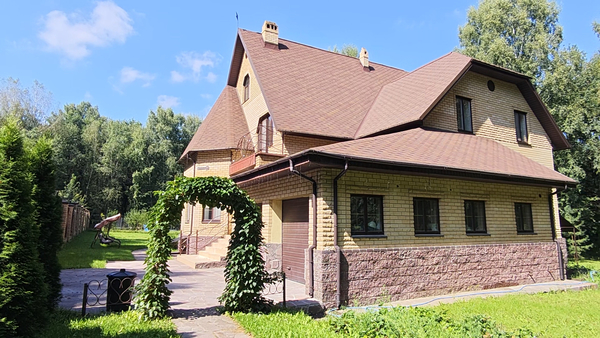 Продам коттедж в поселке Жилино Лухари Вилаж, Фронтовиков ул, 35Б, Жилино д, 5 км от города