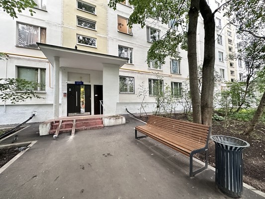 Продам трехкомнатную (3-комн.) квартиру, Генерала Антонова ул, 1, Москва г
