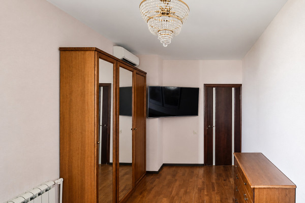 Продам трехкомнатную (3-комн.) квартиру, Адмирала Лазарева ул, 63к2, Москва г