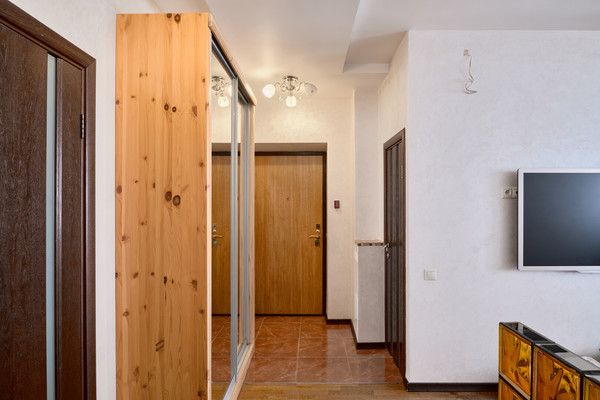 Продам трехкомнатную (3-комн.) квартиру, Адмирала Лазарева ул, 63к2, Москва г