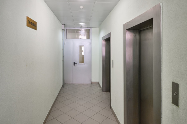 Продам трехкомнатную (3-комн.) квартиру, Адмирала Лазарева ул, 63к2, Москва г