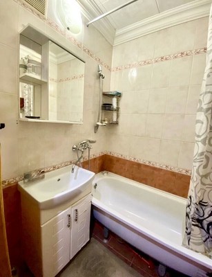 Продам двухкомнатную (2-комн.) квартиру, Лермонтова ул, 11, Симферополь г