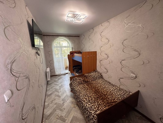 Продам трехкомнатную (3-комн.) квартиру, Севастопольская ул, 12к11, Комсомольск-на-Амуре г