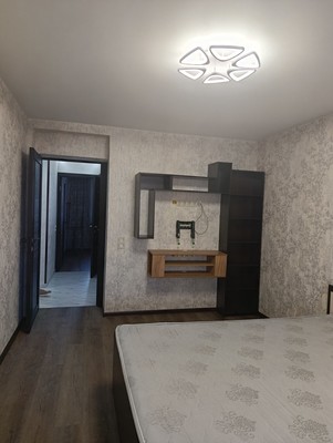 Продам трехкомнатную (3-комн.) квартиру, Тренева ул, 8, Симферополь г