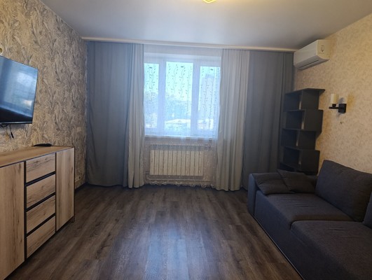 Продам трехкомнатную (3-комн.) квартиру, Тренева ул, 8, Симферополь г